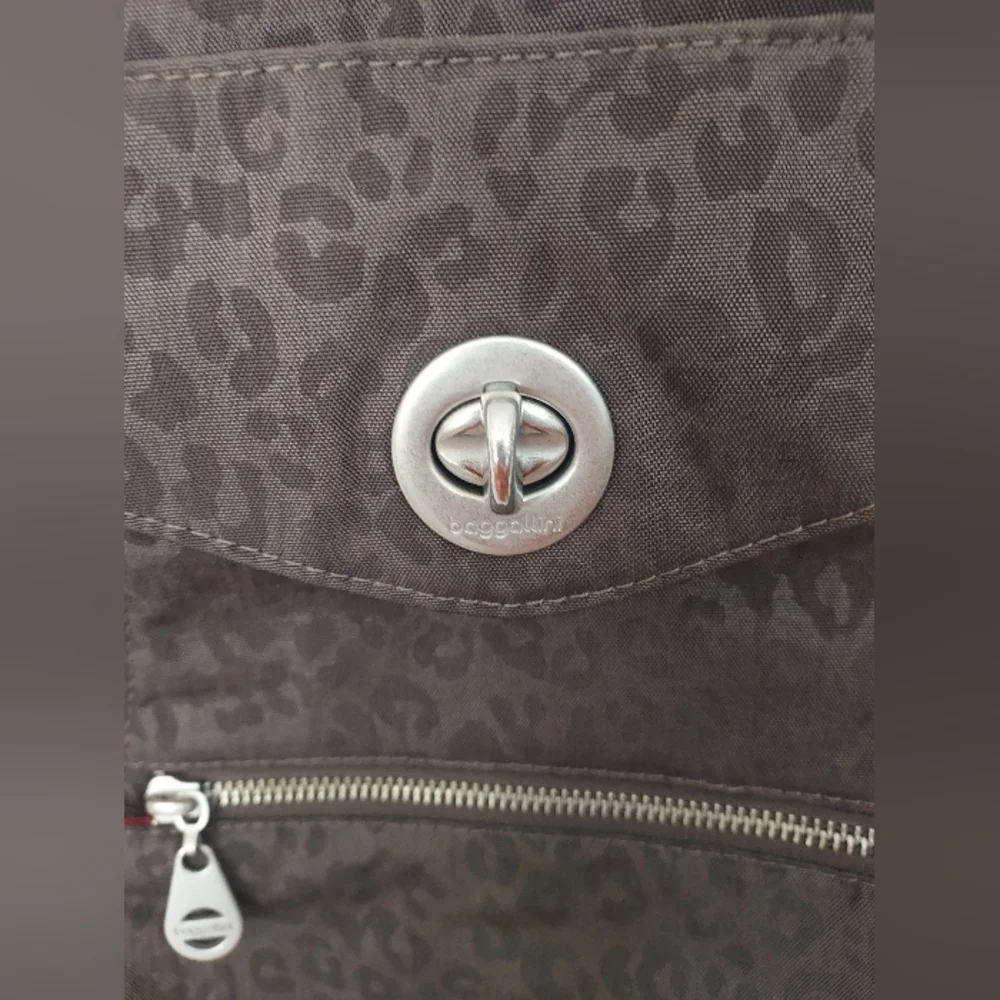 Baggellini Brown Spotted Animal Leopard Print Travel Bag - Picture 4 of 10